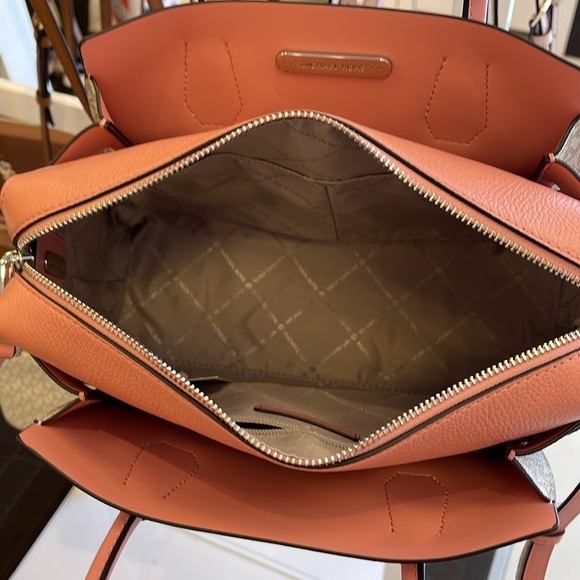 MICHAEL KORS
Mercer Medium Logo and Leather Belted Satchel
Primrose Multi 
NWT - Picture 7 of 16